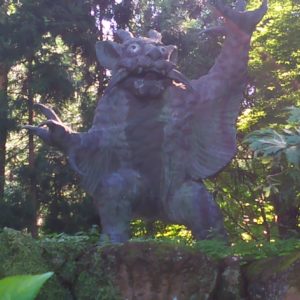 根香寺の牛鬼のブロンズ像