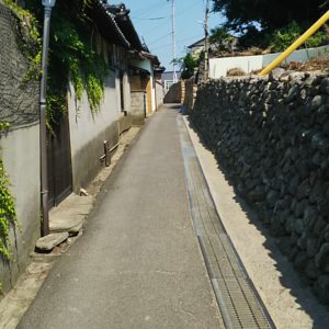 男木島の路地。島の道は両手を広げれば塀や壁に手が付くほど細い道が多い