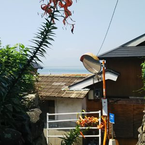男木島の路地。真夏の日差しとオレンジ色の百合が夏を否応無く感じさせる
