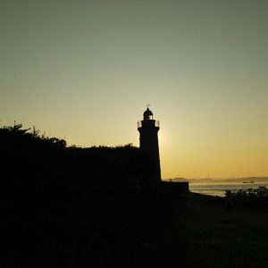 夕暮れに泥む男木島灯台のシルエット