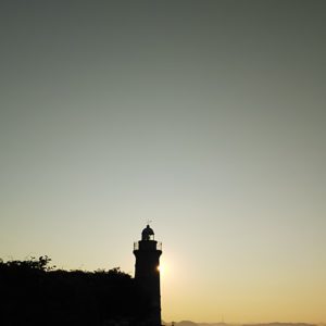 夕暮れに泥む男木島灯台のシルエット