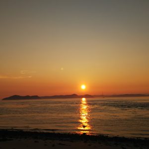 男木島灯台キャンプ場の浜辺から見る夕日と海