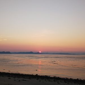 男木島灯台キャンプ場の浜辺から見る夕日と海