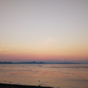 男木島灯台キャンプ場の浜辺から見る夕焼けと海