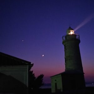 夜の帳が下りつつある男木島灯台と月