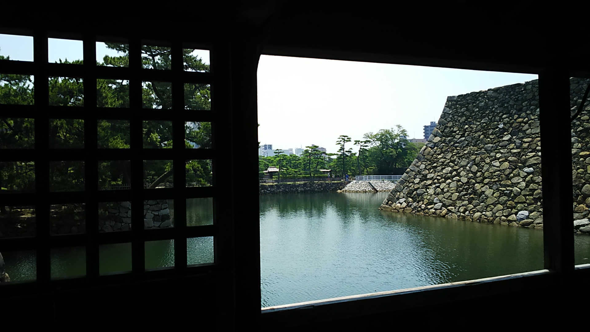 鞘橋から望む高松城跡の堀