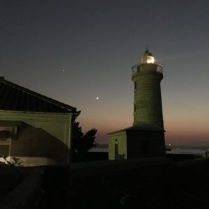 夜の帳が下りつつある男木島灯台と月