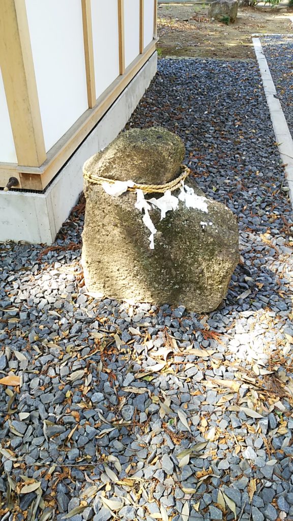 根渡神社 八坂神社横の注連飾りの付いた石