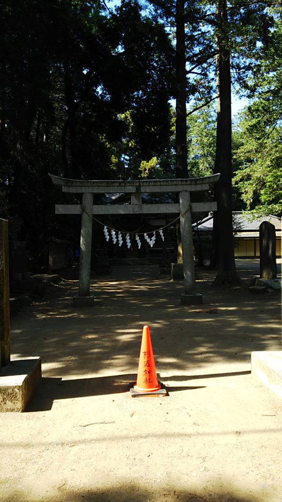 「根渡神社」と書かれたカラーコーンが境内の入り口にあるシュールな光景