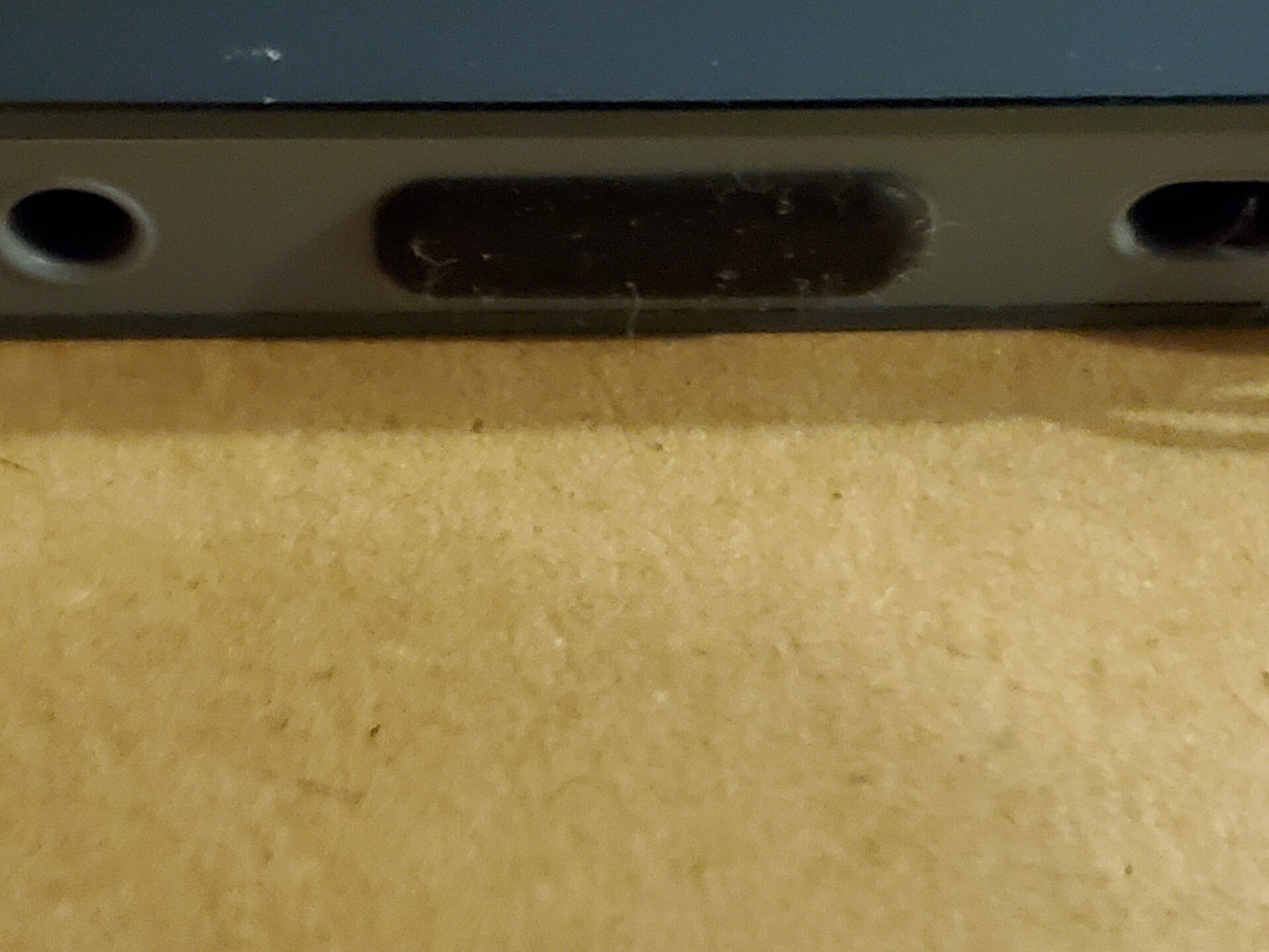 Walkman A50 にコネクタキャップを嵌めた図。ピッタリ。