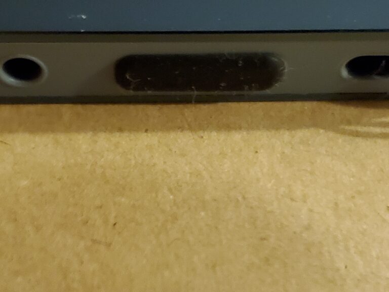 Walkman A50 にコネクタキャップを嵌めた図。ピッタリ。