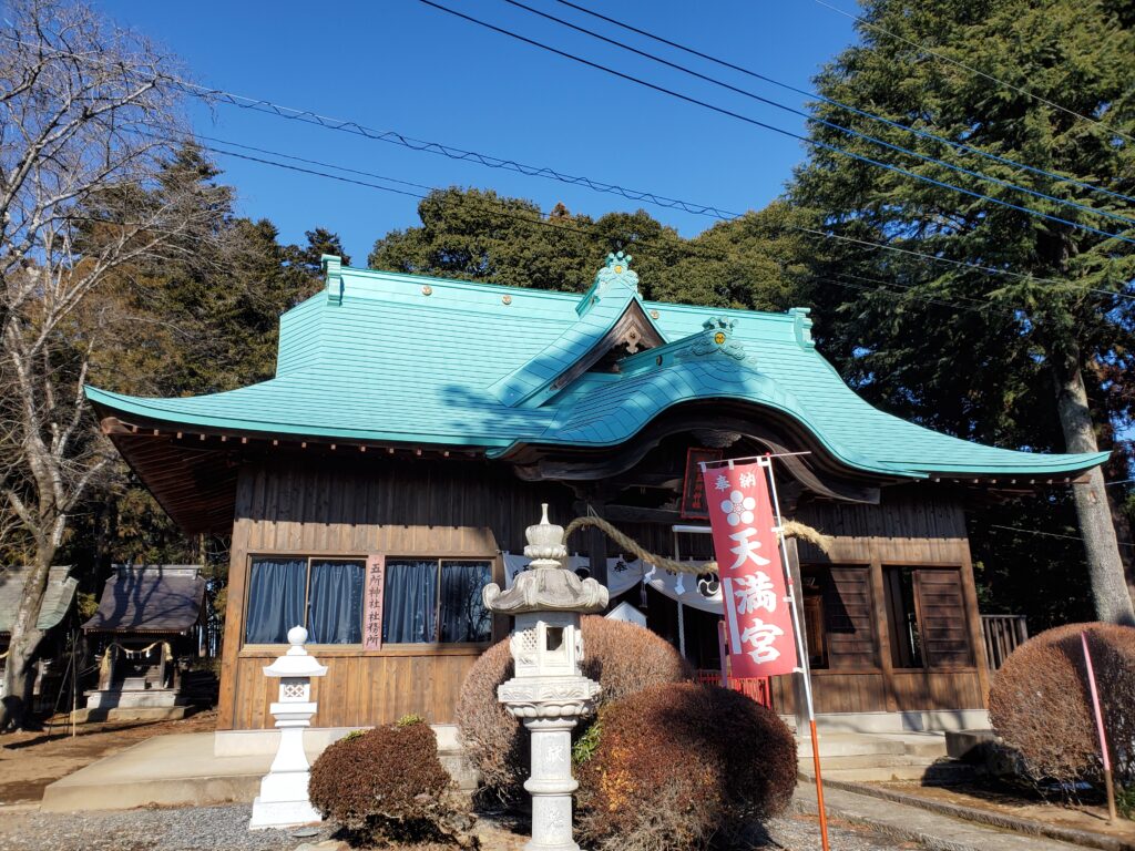 五所神社拝殿・屋根も塗り直したばかりのように見えます