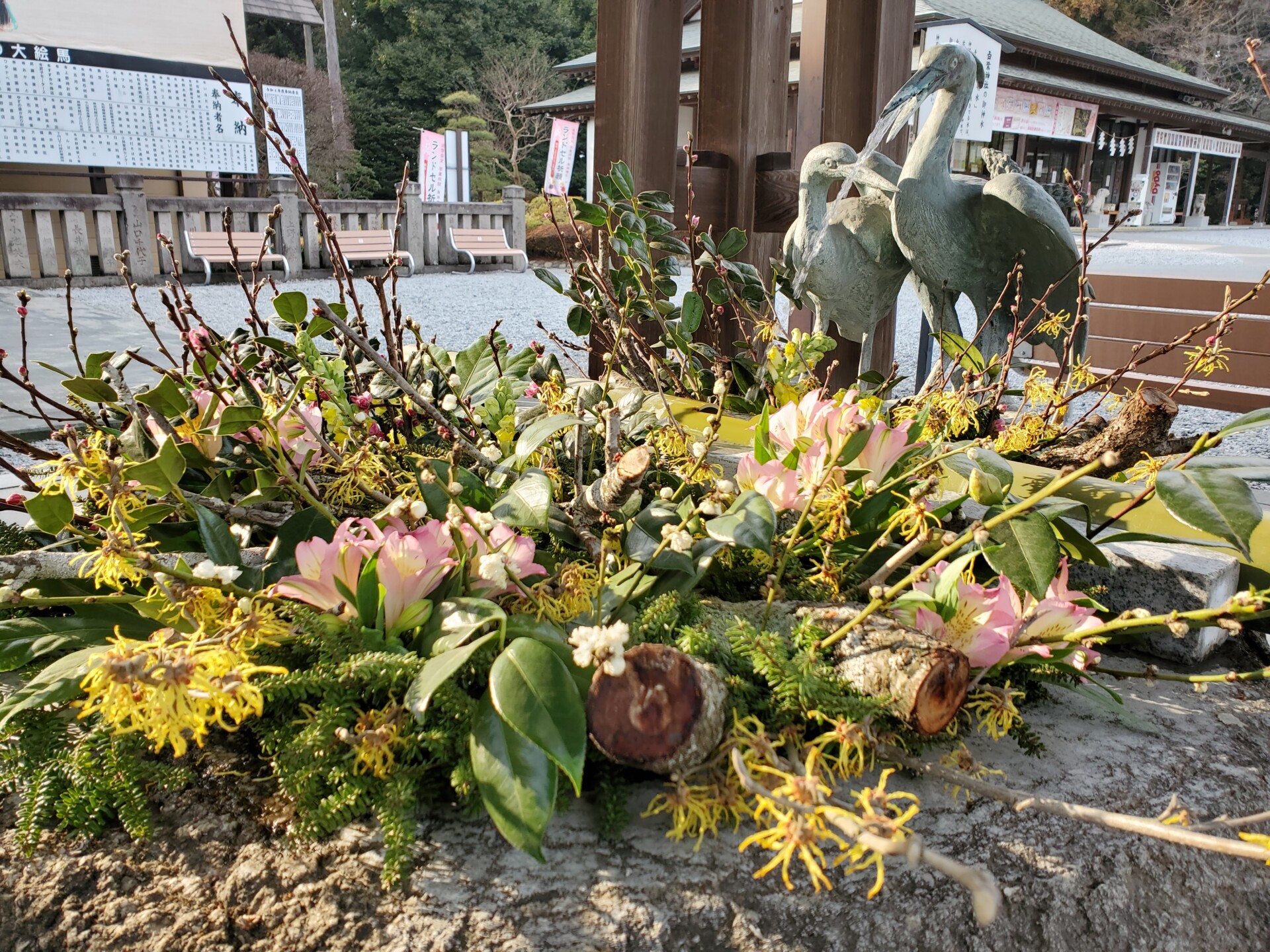 白鷺神社・手水舎の花と水を吐く白鷺