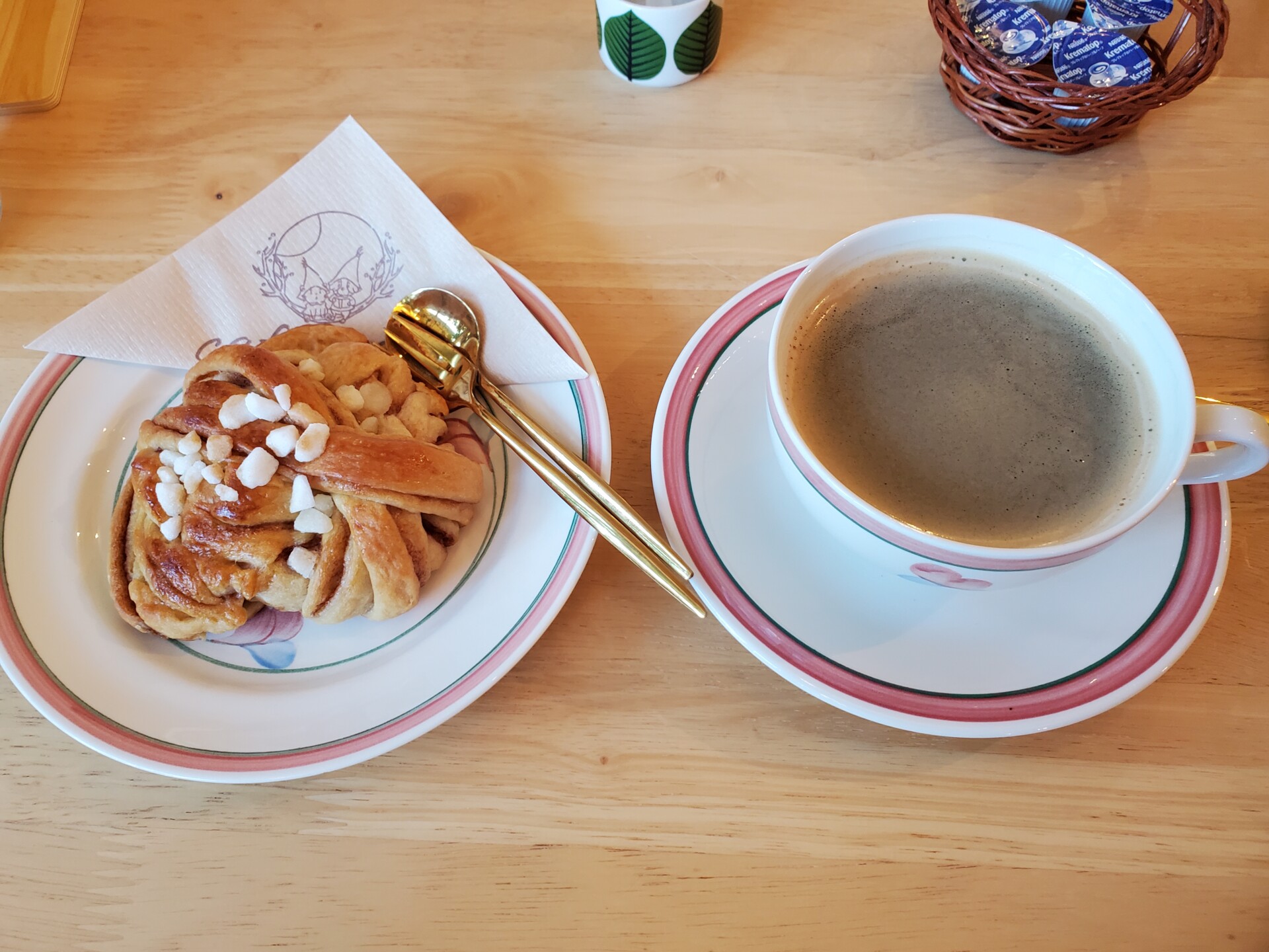 Cafe måne、スウェーデンのシナモンロール「カネルブッレ」とコーヒー