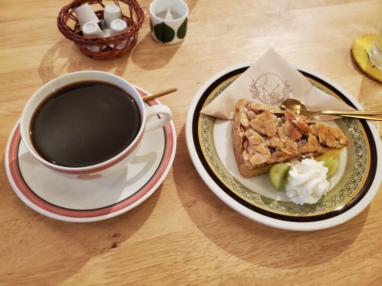 Cafe måne のカフェインレスコーヒーとトスカカーカ