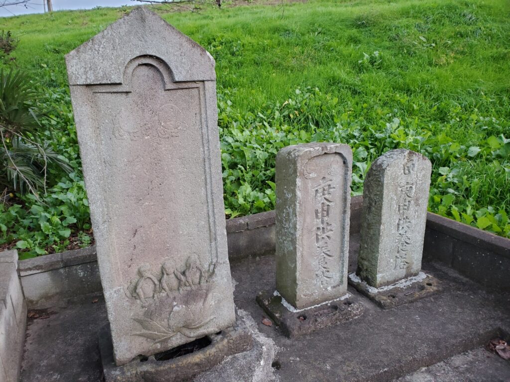 庚申塔。3基のうち、一番左は蓮台に三猿(見ざる言わざる聞かざる)が刻まれています。また、3基全ての上部には日月(じつげつ)が刻まれています。