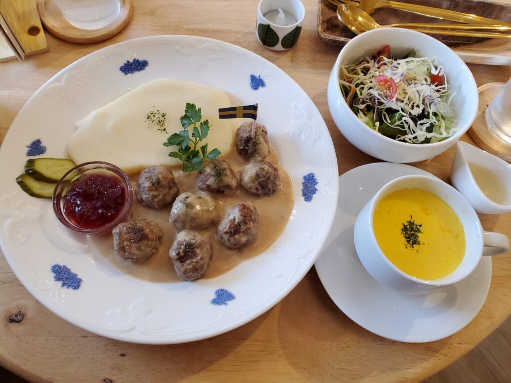 Cafe måne のショットブラール(Köttbullar)。サラダとキャロットスープ付き。