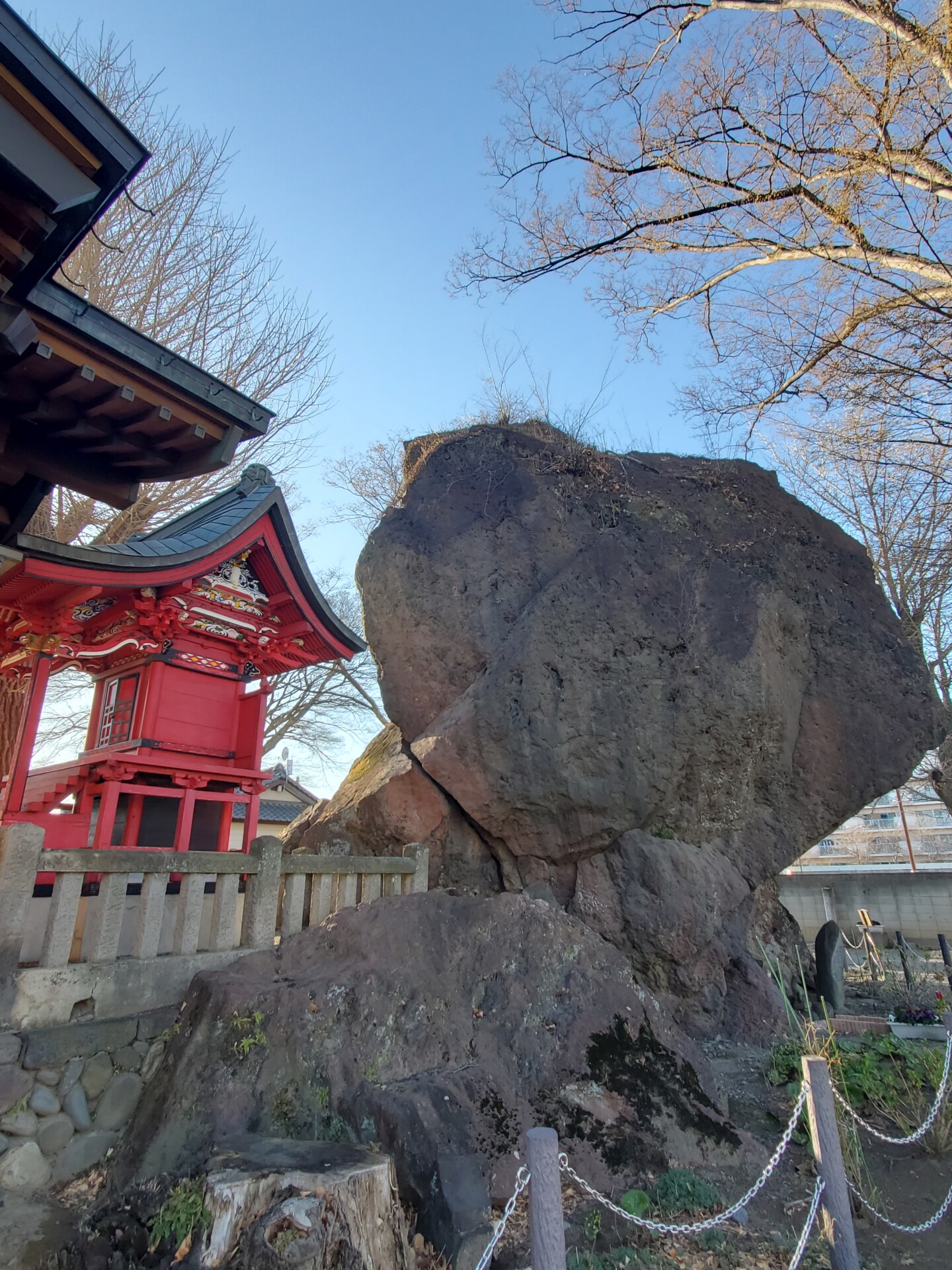 岩上稲荷神社の御神体・巨岩