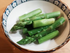 アスパラガスの塩茹で