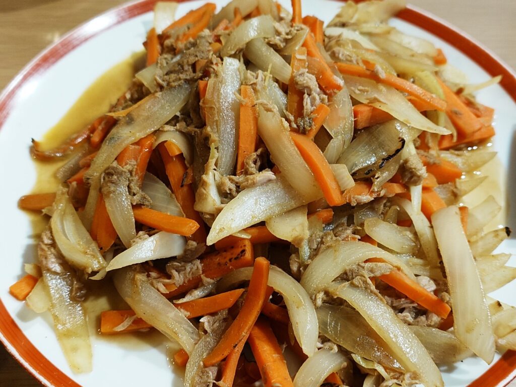人参と玉葱とツナ缶のカレー炒め