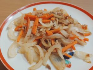 人参と玉葱とツナ缶のカレー炒め