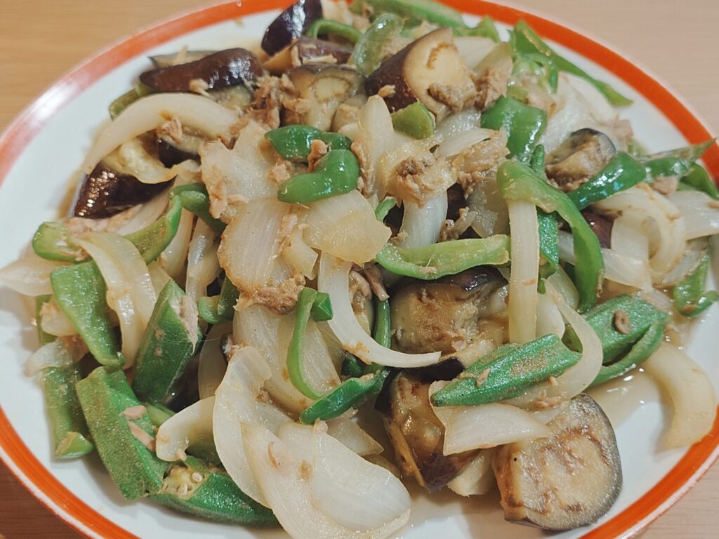 今夜は夏野菜のカレー炒め🍆🫑🧅🐟️🍛🍳