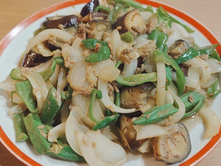 今夜は夏野菜のカレー炒め🍆🫑🧅🐟️🍛🍳