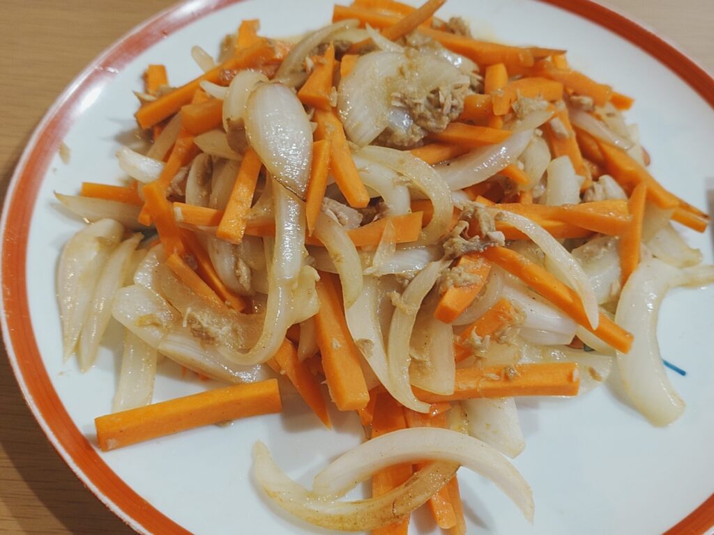人参と玉葱とツナ缶のカレー炒め