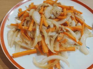 人参と玉葱とツナ缶のカレー炒め