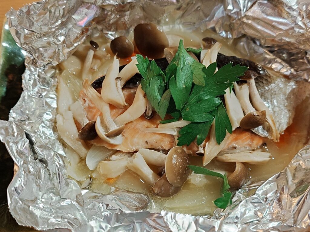 秋鮭とキノコのホイル包み焼き