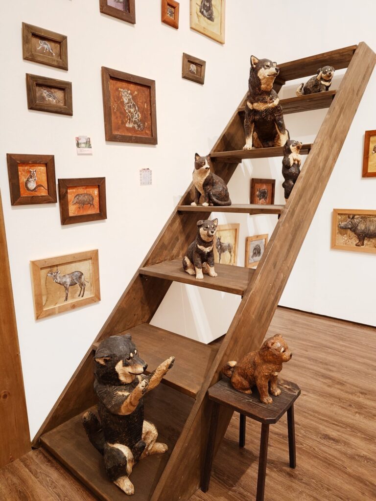 彫刻家の飼っていた犬の木彫