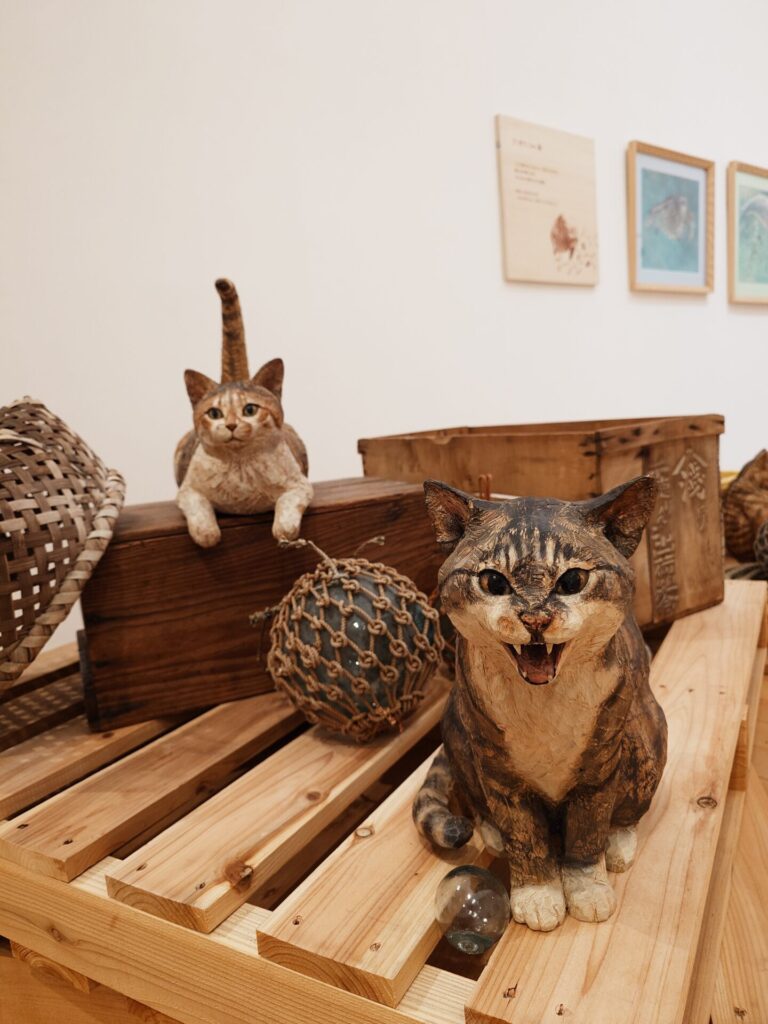 猫たちの木彫