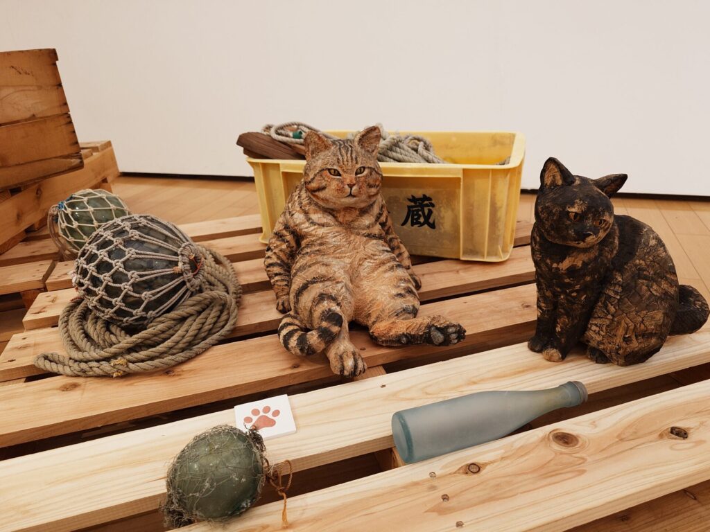 猫たちの木彫