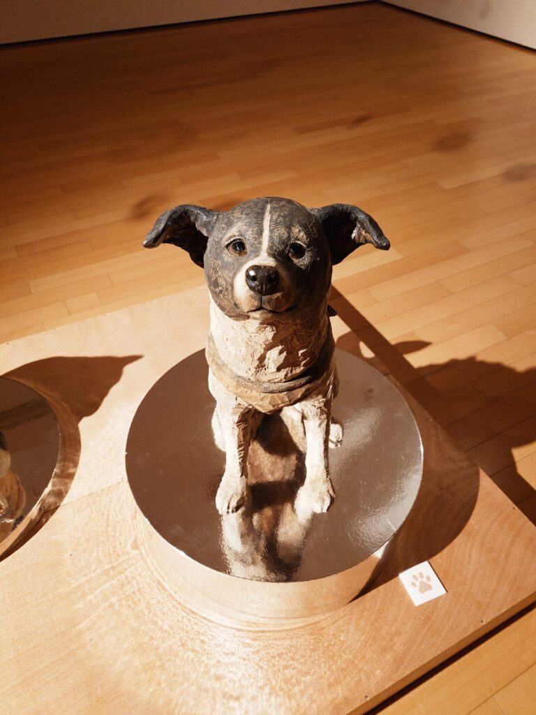 彫刻展の一室で展示されていたクドリャフカ(ライカ犬)の木彫像