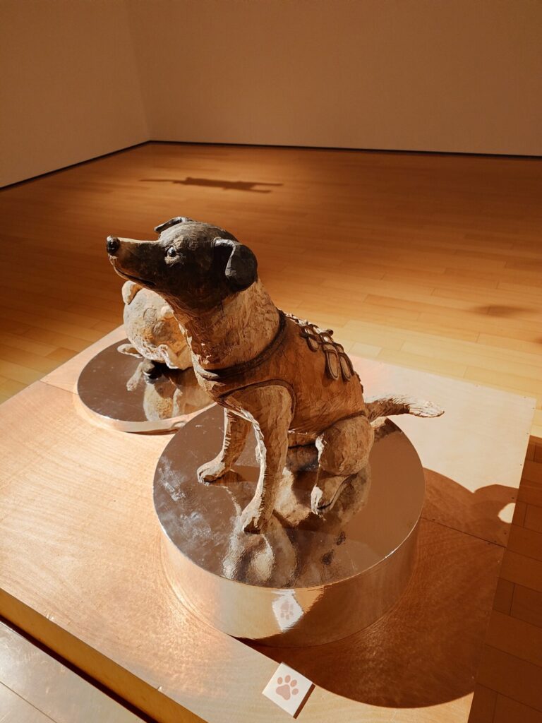 彫刻展の一室で展示されていたクドリャフカ(ライカ犬)の木彫像