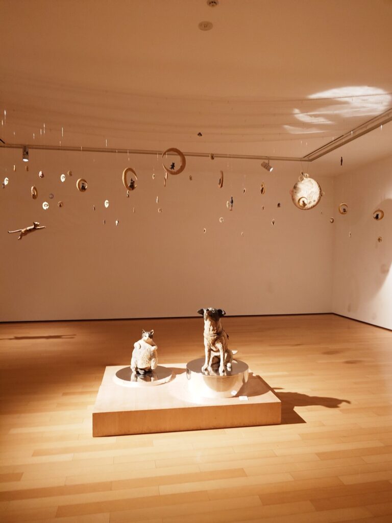 彫刻展の一室で展示されていたクドリャフカ(ライカ犬)の木彫像