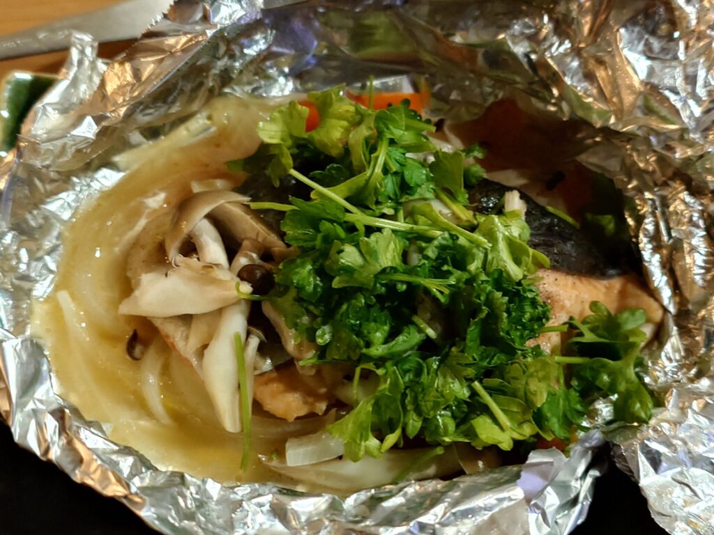 鮭とキノコのホイル包み焼き