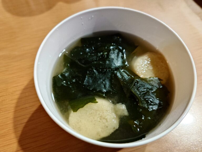 ワカメとお麩の味噌汁