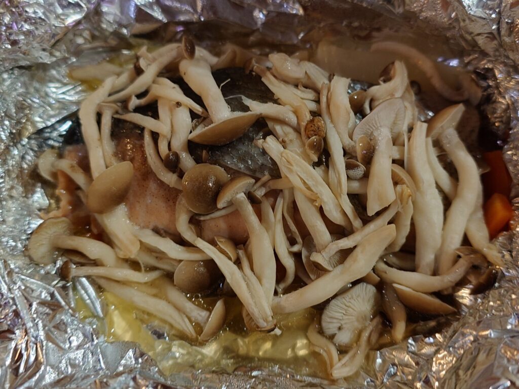 秋鮭とキノコのホイル包み焼き