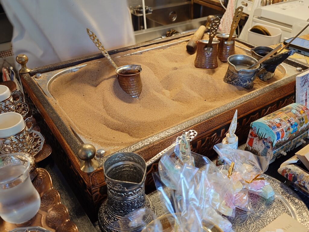 トルココーヒー専門店「THE MOSQUE COFFEE」で、ジェズヴェを砂で熱する様子