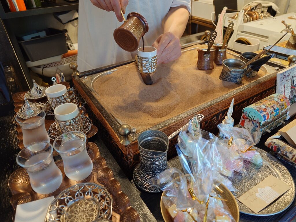 ジェズヴェからカップへコーヒーを注ぐ様子