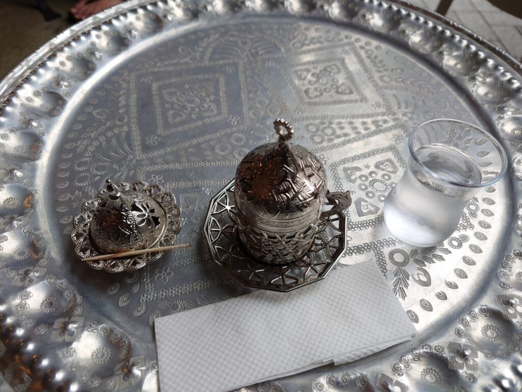 トルココーヒー専門店「THE MOSQUE COFFEE」のトラディショナルセット(お清めの水、コーヒー、ロクムの3点セット)