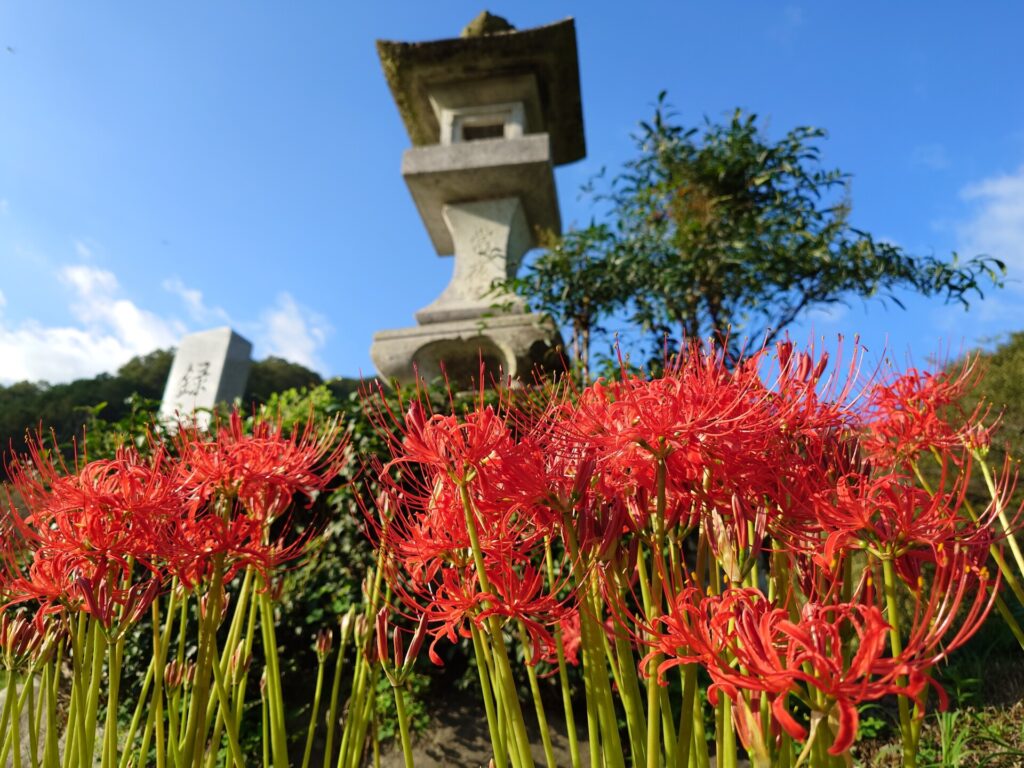彼岸花と空と灯篭